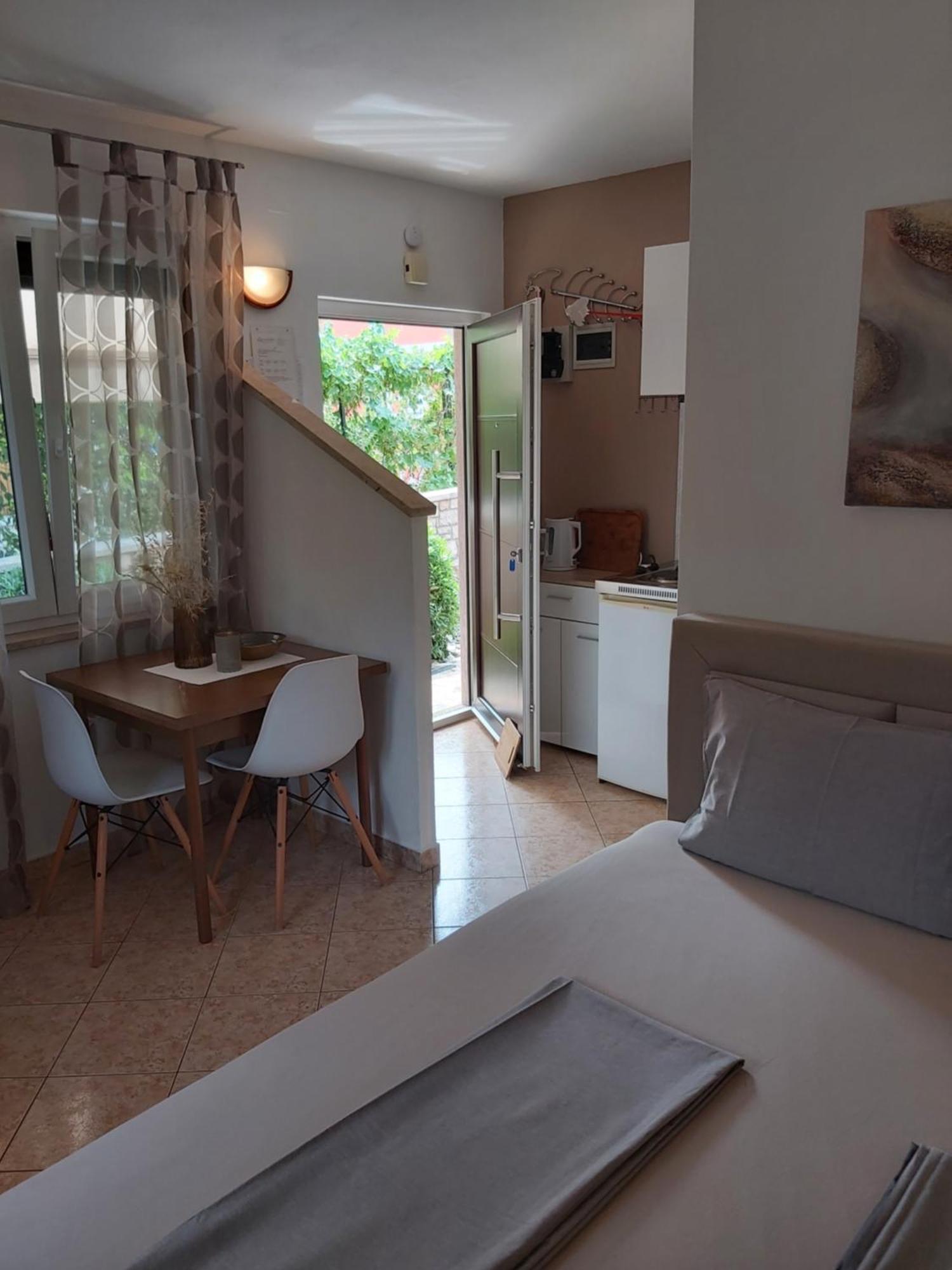 Ferienwohnung Mit 2 Schlafzimmer Oder Studio Apartment - Istrien-Fiorini Brtonigla Habitación foto